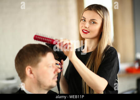 Friseur Haar kämmen Männlich und Blasen von Trockner Stockfoto