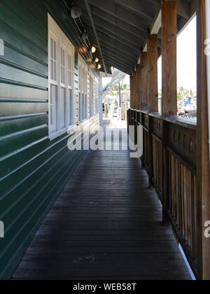 Schmale Passage neben einem hölzernen Gebäude, das von einem Dock Stockfoto