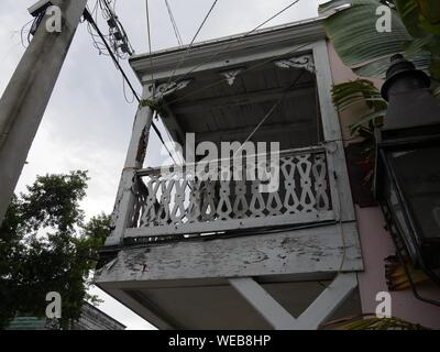 Balkon eines alten Holz- Haus in Key West, Florida, mit Power Kabel im Blick Stockfoto