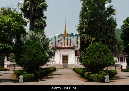 APR 5, 2019 Luang Prabang, Laos - Luang Prabang Royal Palace Museum Hauptgebäude unter Palme in friedlichen Morgen Stockfoto