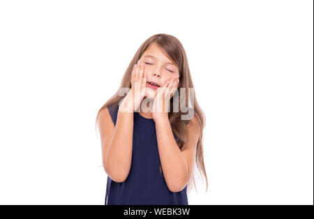 Kleines Mädchen Träume schließen ihre Augen auf einem weißen isoliert. Stockfoto