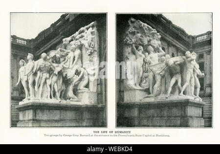 Das Foto stammt aus den frühen 1920er Jahren. Die Bildunterschrift lautet: Das Leben der Menschheit. Zwei Gruppen von George Gray (auch Grau geschrieben) Barnard am Eingang der Pennsylvania State Capitol in Harrisburg. Barnard (1863-1938) war ein US-amerikanischer scupltor in Paris ausgebildet. Seine bekanntesten Werke sind: Kampf der zwei Naturen im Menschen im Metropolitan Museum der Kunst in New York, dieses Stück Leben der Menschheit, und sein tstaue von Abraham Lincoln in Cincinnati. Stockfoto