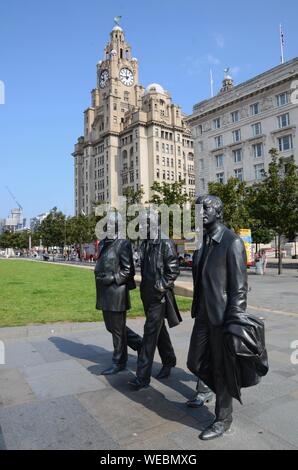 Statue der Beatles von Andrew Edwards vor Liver Building auf Liverpool Waterfront, England, Großbritannien Stockfoto