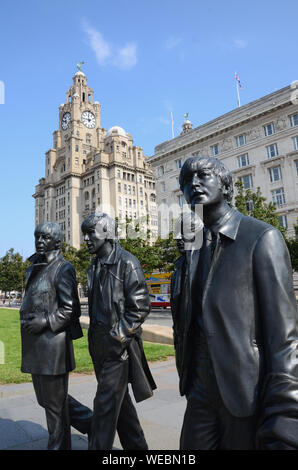 Statue der Beatles von Andrew Edwards vor Liver Building auf Liverpool Waterfront, England, Großbritannien Stockfoto