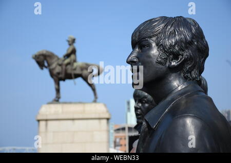 John Lennon, Teil einer Statue der Beatles von Andrew Edwards und die Statue von König Edward VII. im Hintergrund, Waterfront von Liverpool, England, UK Stockfoto