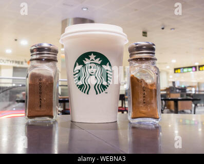 Starbucks Tasse mit Schokolade und Zimt in Flughafen Starbucks in Spanien Stockfoto