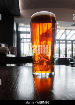 Pint des Handwerks ale/Bier auf Bar in britischen Pub. Stockfoto