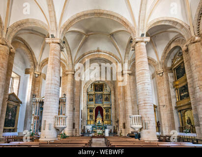 Innenraum der Igreja de Santa Maria, Kirche auf dem Burgberg in Estremoz, Évora, Alentejo Central District, Portugal Stockfoto