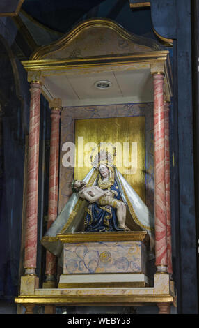 Jungfrau Maria mit dem gekreuzigten Jesus Christus, Seitenaltar, Verkündigungskirche am Schloß in Viana do Alentejo, Évora, Alentejo Central District, Portugal Stockfoto