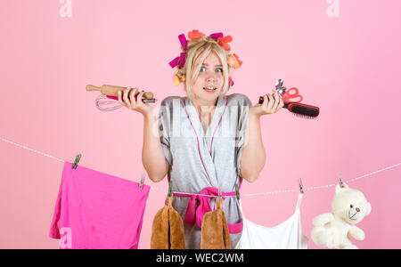 Multitasking Mom. Ausführung der verschiedenen Aufgaben im Haushalt. Vintage Haushälterin Frau. Zimmermädchen oder Hausfrau kümmert sich um Haus. Besetzt Mutter. Happy retro Gehäuse Stockfoto