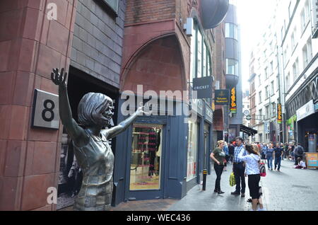 Statue von Cilla Black auf die Mathew Street in Liverpool, England, UK vor dem Eingang zum ursprünglichen Cavern Club, in der die Beatles gespielt. Stockfoto