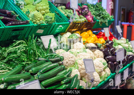 Große Auswahl an frischem Obst und Gemüse auf dem Markt begegnen. Essen. Stockfoto