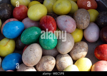 Сolored Steine. Rot, Gelb, Grün, bunten Steinen. Stockfoto