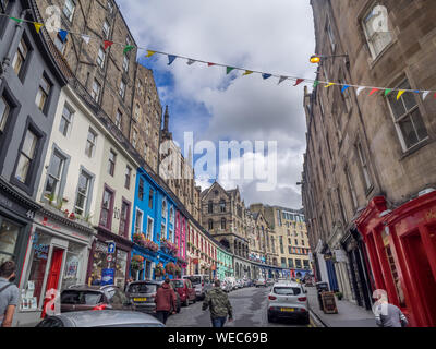 Suchen der Victoria Street in Richtung der Royal Mile am 30. Juli 2017 in Edinburgh, Schottland. Die Royal Mile ist eine beliebte Attraktion in Edinburgh und Host Stockfoto