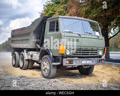 CHISINAU, Moldawien - 30. AUGUST 2019: 1976 -55111 Kamaz (erste Generation) Dump Truck auf einer Baustelle Stockfoto