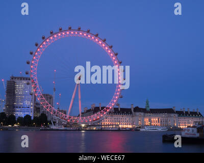 Ein Blick auf das London Eye, die County Hall und der Themse am 31. Juli 2017 in London, Großbritannien. Das London Eye ist eine beliebte Touristenattraktion. Stockfoto