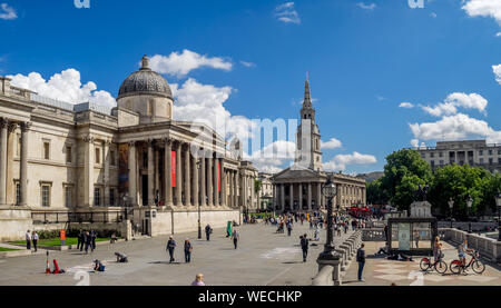 National Portrait Gallery mit Trafalgar Square im Vordergrund am 1. August 2017 in London, England. Die National Portrait Gallery ist ein wichtiger attra Stockfoto