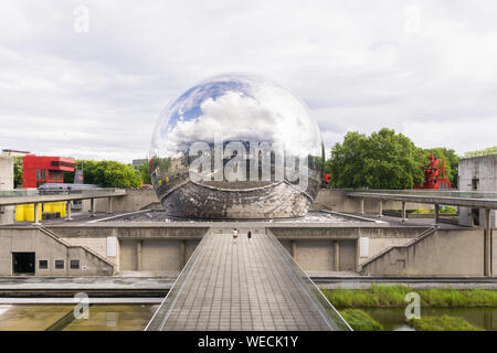 Paris La Geode-geodätischen Kuppel mit einem Spiegel fertig von der Cité des Sciences et de l'Industrie im Parc de la Villete in Paris, Frankreich, Europa gesehen. Stockfoto