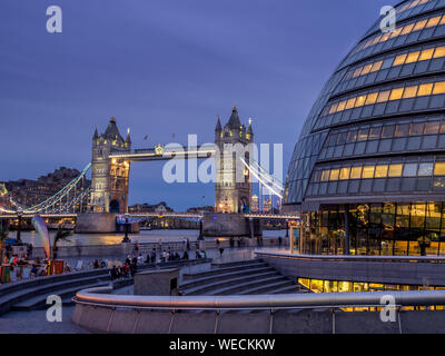 London City Hall und der Tower Bridge am 1. August 2017 in London, Großbritannien. Die Stadt Halle hat eine ungewöhnliche Bauchige, entworfen von Norman Foster war und geöffnet Stockfoto