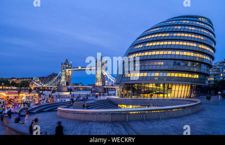 London City Hall und der Tower Bridge am 1. August 2017 in London, Großbritannien. Die Stadt Halle hat eine ungewöhnliche Bauchige, entworfen von Norman Foster war und geöffnet Stockfoto