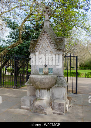 Victorian gothic Trinkwasser Brunnen gebaut 1861, Lincoln's Inn Fields, London, England, Großbritannien Stockfoto