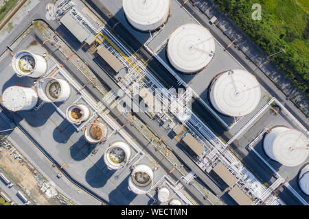 Luftaufnahme der Chemischen Industrie Tanks und Tankwagen in wailting in Industrieanlagen Öl auf Gas Station zu übertragen. Stockfoto