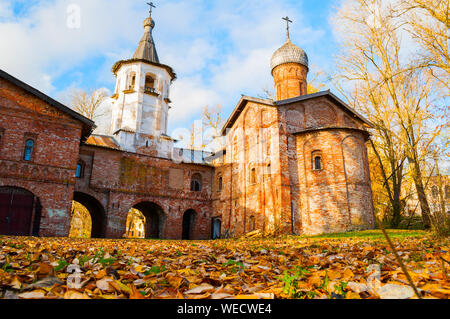 In Weliki Nowgorod, Russland. Kirche der Verkündigung auf dem Marktplatz und Glockenturm in Weliki Nowgorod, Russland. Herbst Sunny View Stockfoto