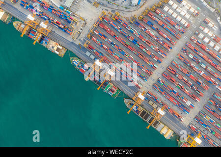 Containerschiff im Export- und Importgeschäft Logistik und Transport. Ladung und Container schifffahrt Hafen mit Kran. Transport zu Wasser Intern Stockfoto