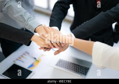 Nahaufnahme, Ansicht von oben Young Business Menschen die Hände zusammen. Stapel von Händen. Einheit und Teamarbeit Konzept. Stockfoto