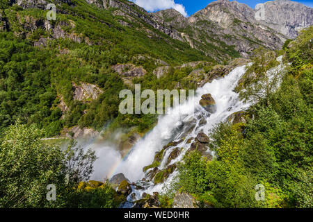 Regenbogen und Wasserfall mit Schmelzwasser der Gletscher Briksdalsbreen in Norwegen, Arm der Gletscher Jostedalsbreen in Oldedalen Tal in Norwegen, Skandinavien. Stockfoto