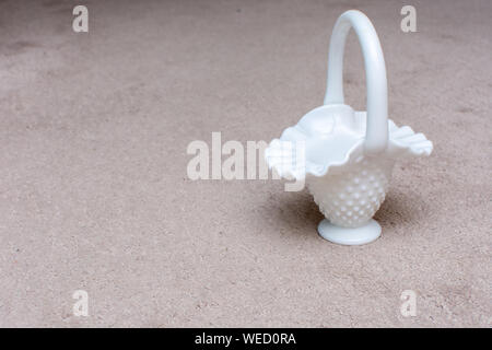 Fenton Glas mini vase Sammlung von teuren weißen Glaswaren mit offenem Raum auf weißem Hintergrund. Stockfoto