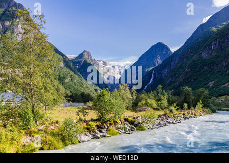 Oldedalen Tal mit majestätischen Bergen, Flüssen, Wasserfällen und beeindruckenden Gletscher Jostedalsbreen im Hintergrund in Norwegen, Skandinavien Stockfoto