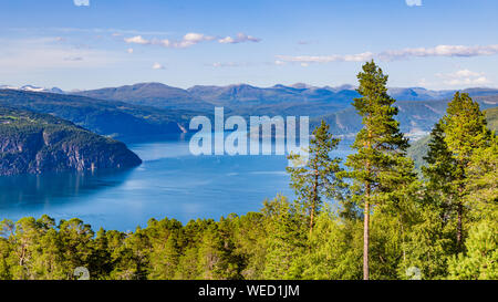 Landschaft mit herrlichem Blick auf den Nordfjord in der Nähe von vittsjö in Norwegen, Nordfjord bietet eine der besten norwegischen Landschaft. Stockfoto