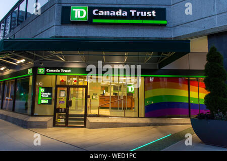 'New Westminster, British Columbia/Kanada - 8/3/2019: Close up Kanada Vertrauen oder Toronto Dominion TD Bank Storefront mit Regenbogen Flagge symbolisiert Akzep Stockfoto