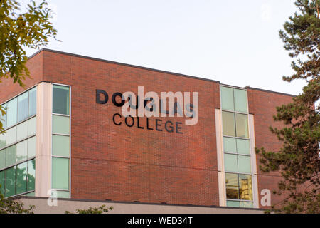 'New Westminster, British Columbia/Kanada - 8/3/2019: Douglas College Campus Blick auf Zeichen und Campus in New Westminster, British Columbia eine educationa Stockfoto