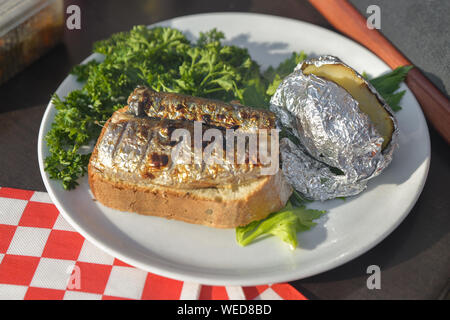 Hering gegrillte und gebackene Kartoffeln in der Folie Stockfoto