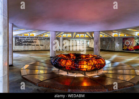 Memorial Hall zum Gedenken an 40. Jahrestag des Großen Vaterländischen Krieges, unter dem Victory Monument in Platz des Sieges in Minsk, Weißrussland Stockfoto