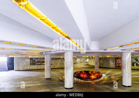 Memorial Hall zum Gedenken an 40. Jahrestag des Großen Vaterländischen Krieges, unter dem Victory Monument in Platz des Sieges in Minsk, Weißrussland Stockfoto