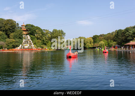 Tretboot auf dem See zum Bootfahren auf Peasholm Park, North Bay, Scarborough, North Yorkshire, Großbritannien Stockfoto