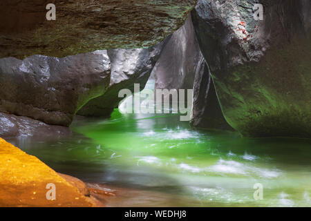 Versteckte unterirdische Fluss tief in der Höhle. Pradis Höhle in Pordenone, Italien Stockfoto