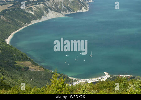 Klippen und Strände des Monte Conero Vorgebirge in der Adria. Ancona, Marken, Italien Stockfoto