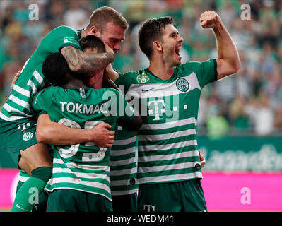 BUDAPEST, Ungarn - 29. August: Nikolai Signevich des Ferencvarosi TC (r2) feiert sein Ziel mit Ihor Kharatin des Ferencvarosi TC (r), Tokmac Chol Nguen des Ferencvarosi TC (L2) und Miha Blazic des Ferencvarosi TC (l) während der UEFA Europa League Play-off-Rückspiel zwischen Ferencvarosi TC und FK Suduva bei Ferencvaros Stadion am 29. August 2019 in Budapest, Ungarn. Stockfoto