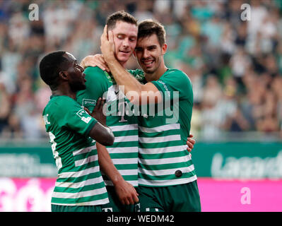 BUDAPEST, Ungarn - 29. August: Nikolai Signevich des Ferencvarosi TC (l2) feiert sein Ziel mit Ihor Kharatin des Ferencvarosi TC (r) und Tokmac Chol Nguen des Ferencvarosi TC (l) während der UEFA Europa League Play-off-Rückspiel zwischen Ferencvarosi TC und FK Suduva bei Ferencvaros Stadion am 29. August 2019 in Budapest, Ungarn. Stockfoto