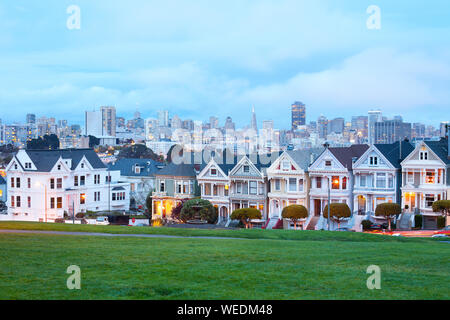 Die traditionelle viktorianische Häuser am Alamo Square und Downtown Skyline, San Francisco, Kalifornien, USA Stockfoto