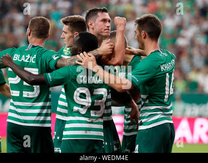 BUDAPEST, Ungarn - 29. August: Nikolai Signevich des Ferencvarosi TC (r2) feiert sein Ziel mit Ihor Kharatin des Ferencvarosi TC #14, Tokmac Chol Nguen des Ferencvarosi TC #93, Miha Blazic des Ferencvarosi TC Nr. 25 und Danylo Ihnatenko des Ferencvarosi TC (l2) während der UEFA Europa League Play-off-Rückspiel zwischen Ferencvarosi TC und FK Suduva bei Ferencvaros Stadion am 29. August 2019 in Budapest, Ungarn. Stockfoto