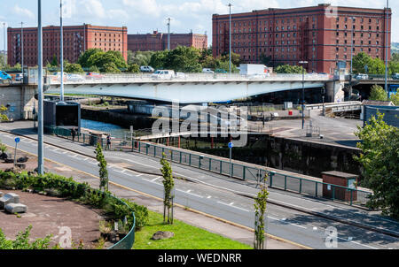 Die Plimsoll Swing Bridge spanning Brunel Sperre am Eingang zur Cumberland Basin und Schwimmenden Hafen von Bristol, Bristol, UK Stockfoto