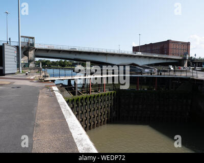 Die Plimsoll Swing Bridge spanning Brunel Sperre am Eingang zur Cumberland Basin und Schwimmenden Hafen von Bristol, Bristol, UK Stockfoto