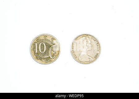 Australian Dollar Münzen auf weißem Hintergrund. 10 Cent Stockfoto