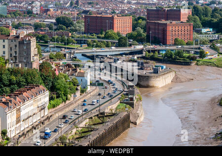 Mit Blick auf den Plimsoll Swing Bridge spanning Brunel Sperre am Eingang zur Cumberland Basin und Schwimmenden Hafen von Bristol, Bristol, UK Stockfoto