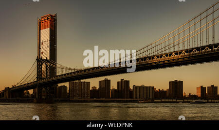 BROOKLYN, NEW YORK, May 27, 2018: Manhattan Bridge, wie von Dumbo Park gesehen kurz nach Sonnenuntergang Stockfoto